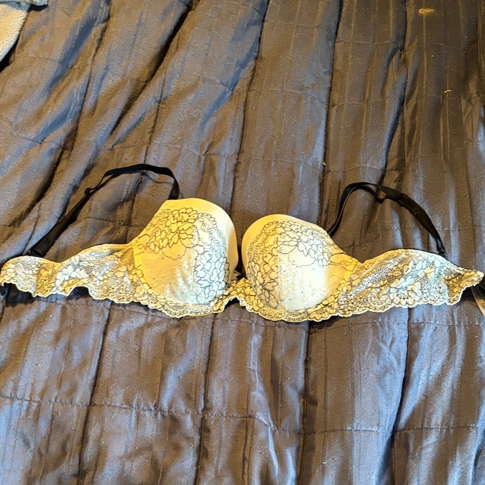 Victoria's Secret Lace lined Dream Angels Underwire Bra - Cream & Black